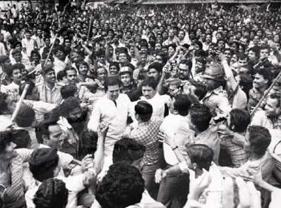 Rajesh Khanna with fans