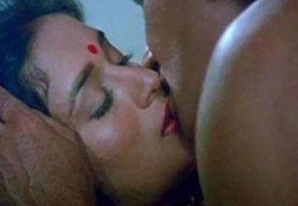 madhuri dixit vinod khanna kissing scene