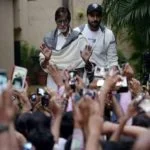 Amitabh Bachchan in Jalsa with fans