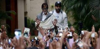 Amitabh Bachchan in Jalsa with fans