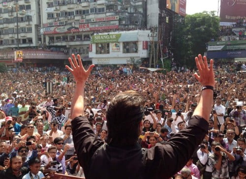 Shahrukh khan with his fans